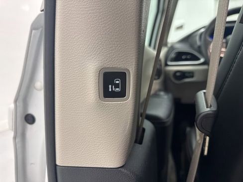 Used 2023 Chrysler Pacifica Touring-L FWD image 22