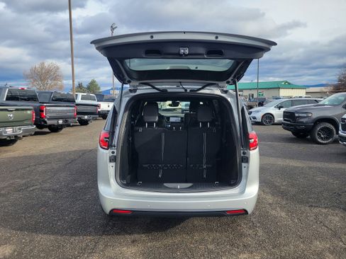 New 2026 Chrysler Pacifica Select w/ S Appearance Package AWD/4WD image 11