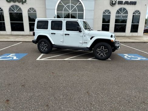 Used 2024 Jeep Wrangler Unlimited Sahara w/ Technology Group AWD/4WD image 2