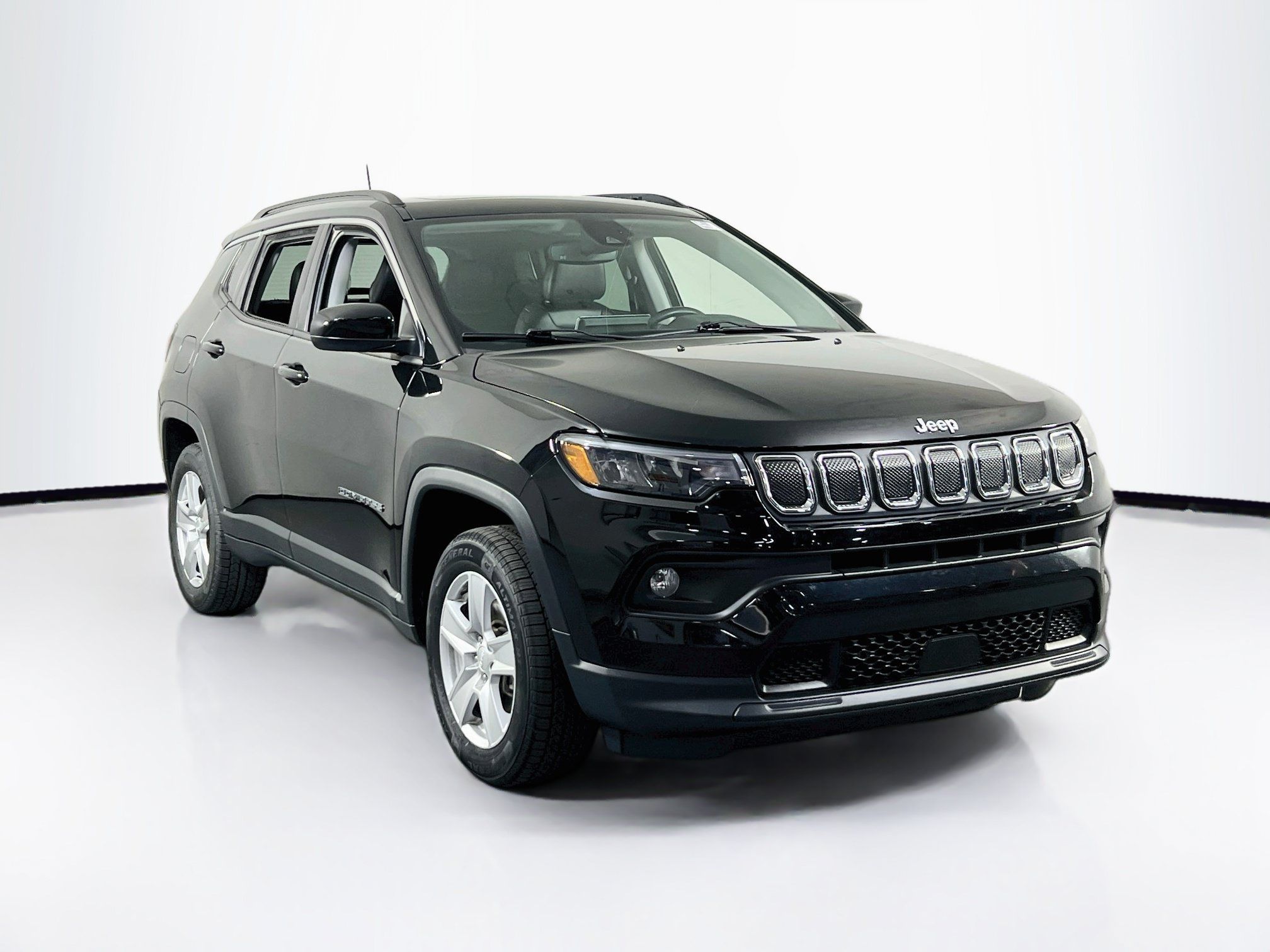 Used 2022 Jeep Compass Latitude w/ Sun and Sound Group AWD/4WD image 3