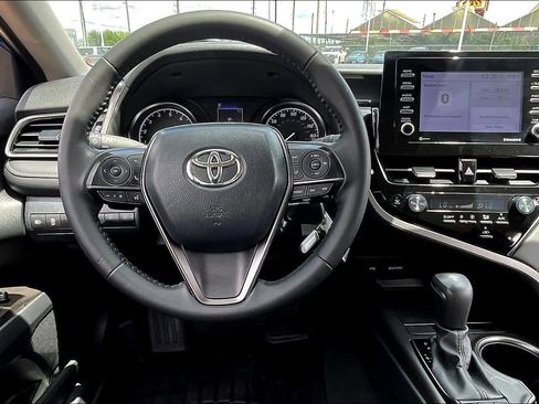 Used 2024 Toyota Camry SE image 6