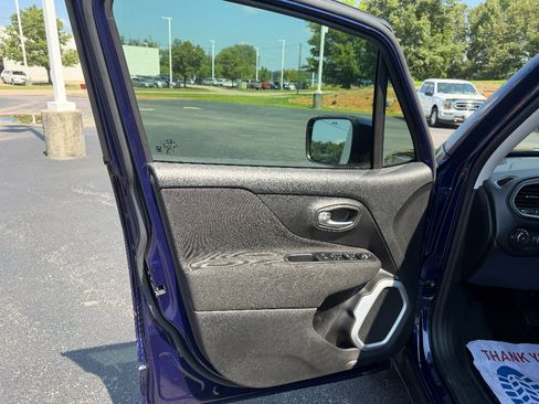 Used 2019 Jeep Renegade Latitude FWD image 22