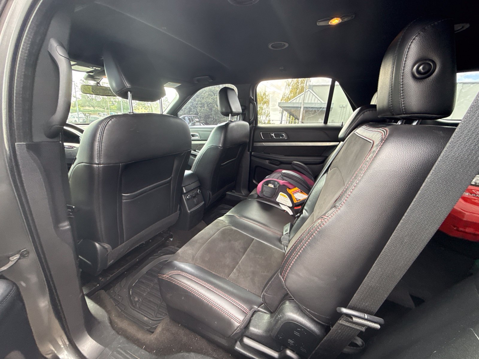 Used 2018 Ford Explorer XLT w/ Equipment Group 202A FWD image 12