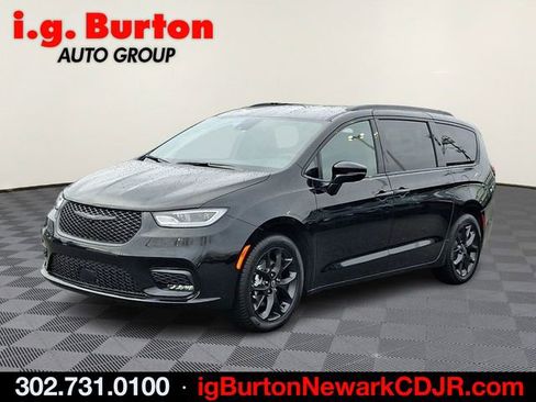 New 2026 Chrysler Pacifica Select w/ S Appearance Package image 2