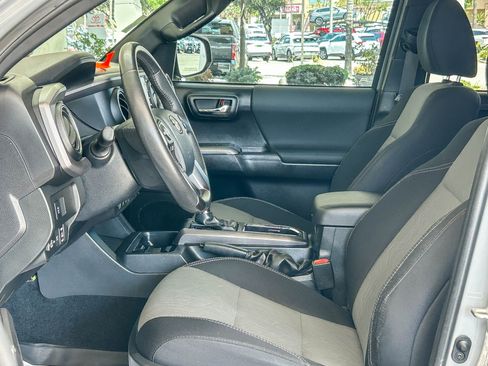 Used 2020 Toyota Tacoma TRD Sport w/ Technology Package RWD image 16