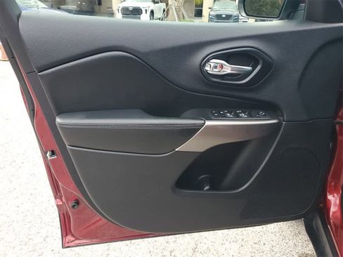 Used 2019 Jeep Cherokee Latitude Plus w/ Comfort/Convenience Group image 17