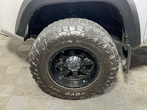 Certified 2018 Toyota Tacoma TRD Off-Road AWD/4WD image 27
