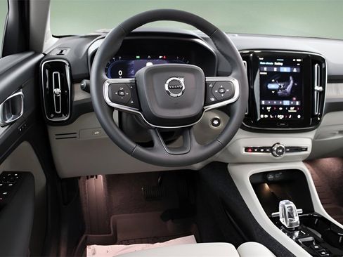 Certified 2025 Volvo XC40 B5 Plus w/ Protection Package Premier image 25