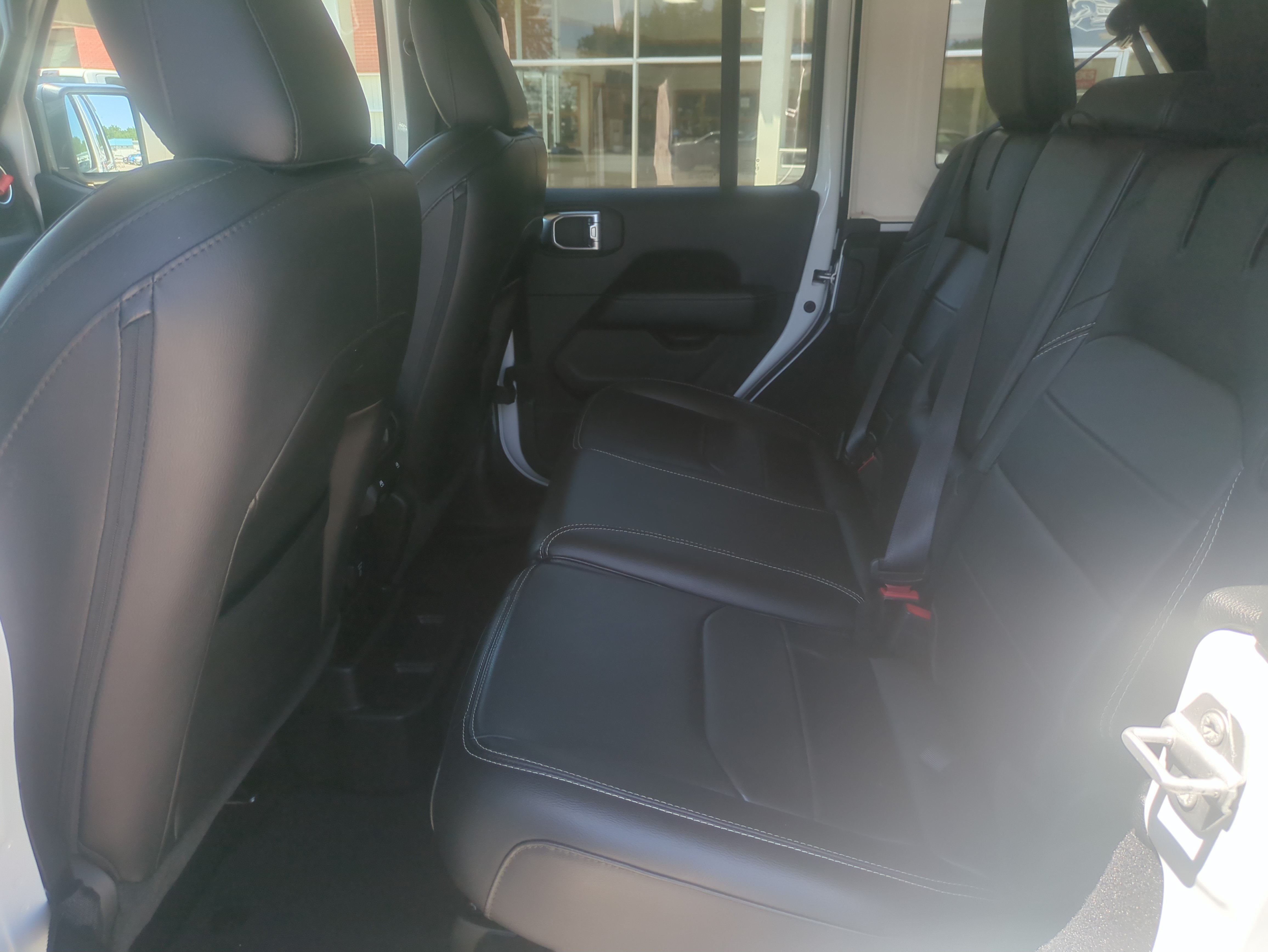 Used 2023 Jeep Wrangler Unlimited Sahara w/ Cold Weather Group AWD/4WD image 30