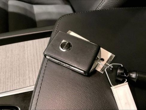 Certified 2025 Volvo XC60 B5 Plus image 12