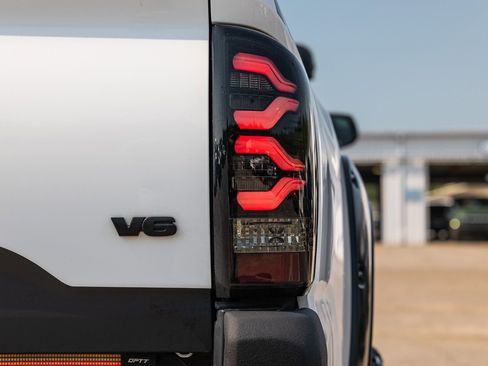 Used 2019 Toyota Tacoma SR5 AWD/4WD image 23