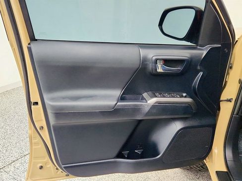 Used 2016 Toyota Tacoma TRD Sport w/ Towing Package image 10