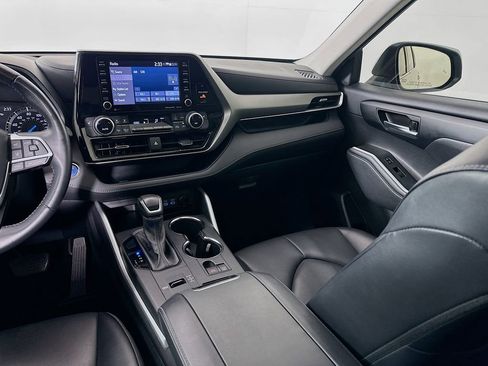Used 2022 Toyota Highlander XLE image 23