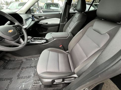 Used 2025 Chevrolet Trax LT image 27
