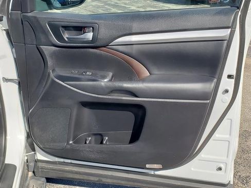 Used 2019 Toyota Highlander AWD V6 image 17