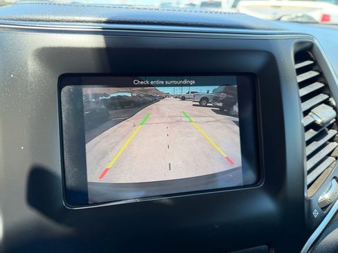 Used 2019 Jeep Cherokee Latitude Plus FWD image 20