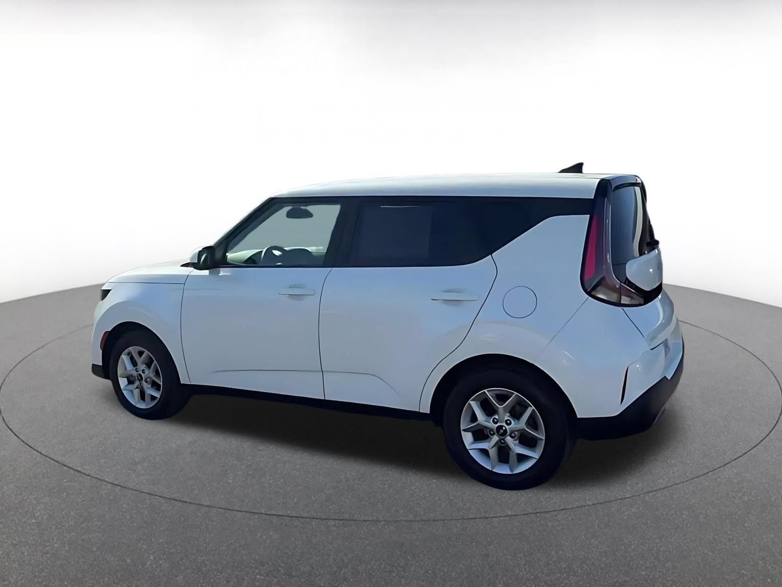Used 2025 Kia Soul LX w/ LX Technology Package FWD image 9