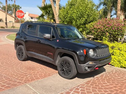 Used 2018 Jeep Renegade Trailhawk w/ Popular Equipment Group AWD/4WD image 21