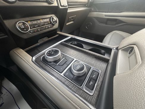 Used 2021 Ford Expedition Limited image 18