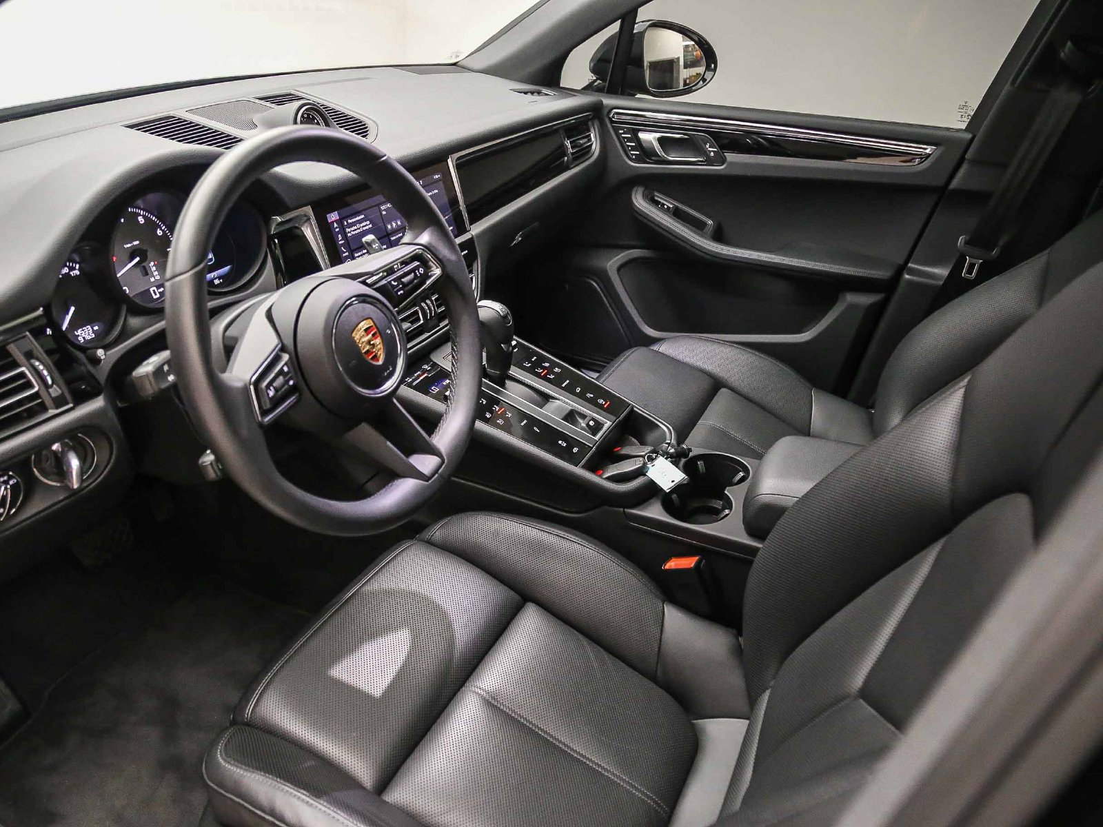 Certified 2025 Porsche Macan S AWD/4WD image 10