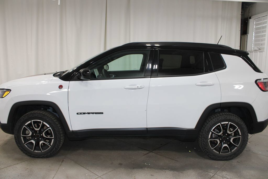 Used 2025 Jeep Compass Trailhawk AWD/4WD image 6