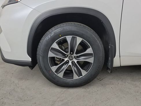 Used 2022 Toyota Highlander XLE AWD/4WD image 9