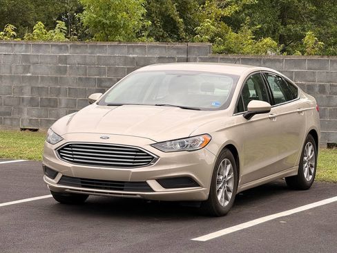 Used 2017 Ford Fusion SE w/ Fusion SE Technology Package FWD image 3
