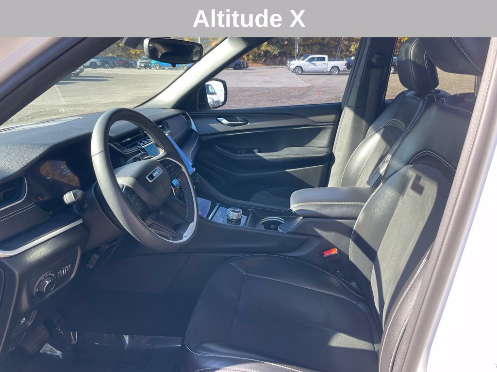 Used 2023 Jeep Grand Cherokee Altitude AWD/4WD image 10