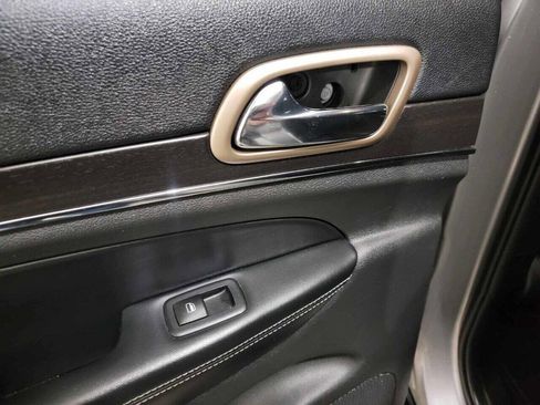 Used 2017 Jeep Grand Cherokee Limited image 20