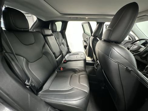 Used 2019 Jeep Cherokee Limited image 25