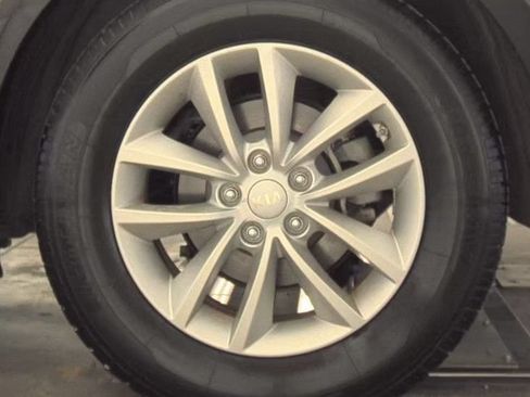 Used 2017 Kia Sorento LX FWD image 3