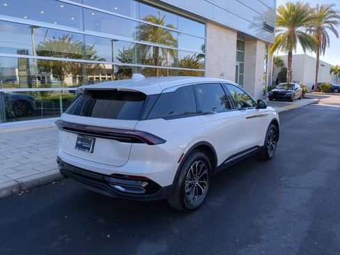 Used 2025 Lincoln Nautilus Premier image 4