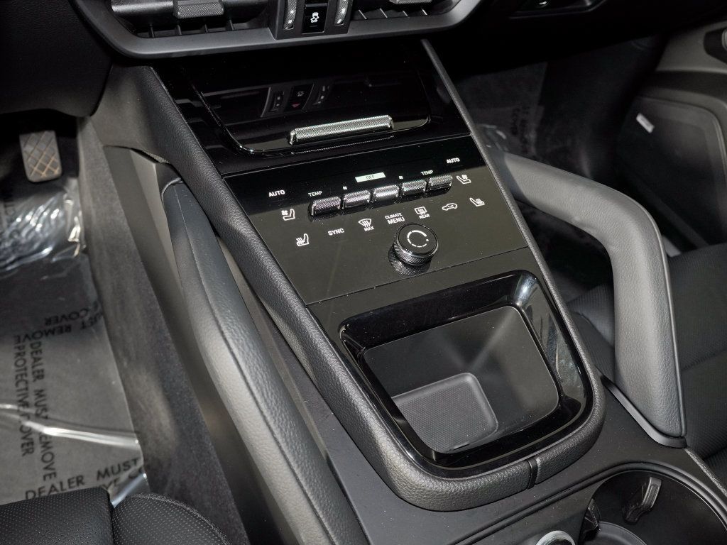 Certified 2024 Porsche Cayenne AWD/4WD image 35