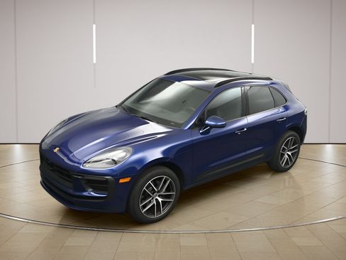 Certified 2025 Porsche Macan AWD/4WD image 34