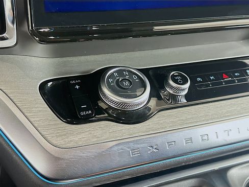 Used 2025 Ford Expedition Platinum image 25