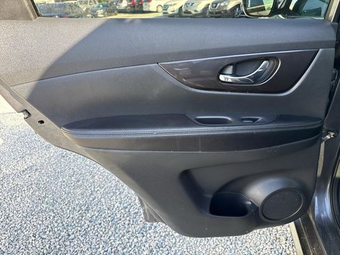 Used 2018 Nissan Rogue SV image 16