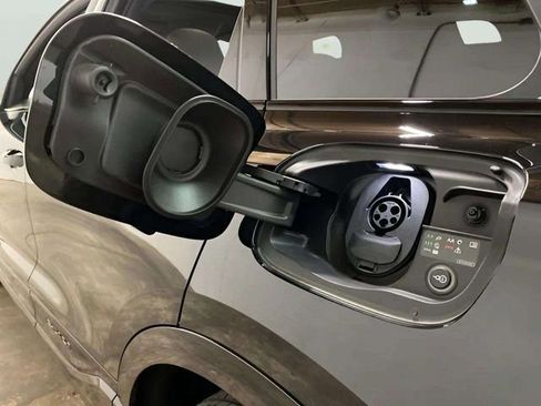 Used 2025 Audi Q6 e-tron Prestige image 86