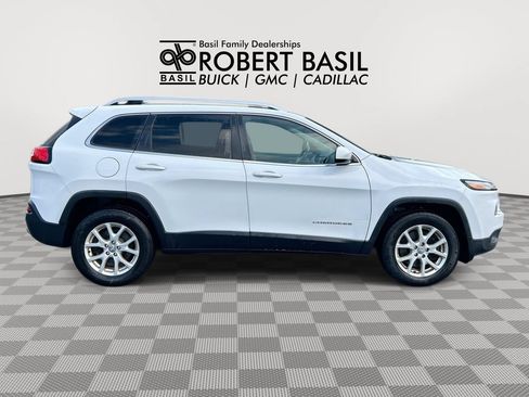 Used 2017 Jeep Cherokee Latitude w/ Cold Weather Group AWD/4WD image 9