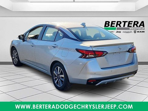 Used 2023 Nissan Versa SV image 4