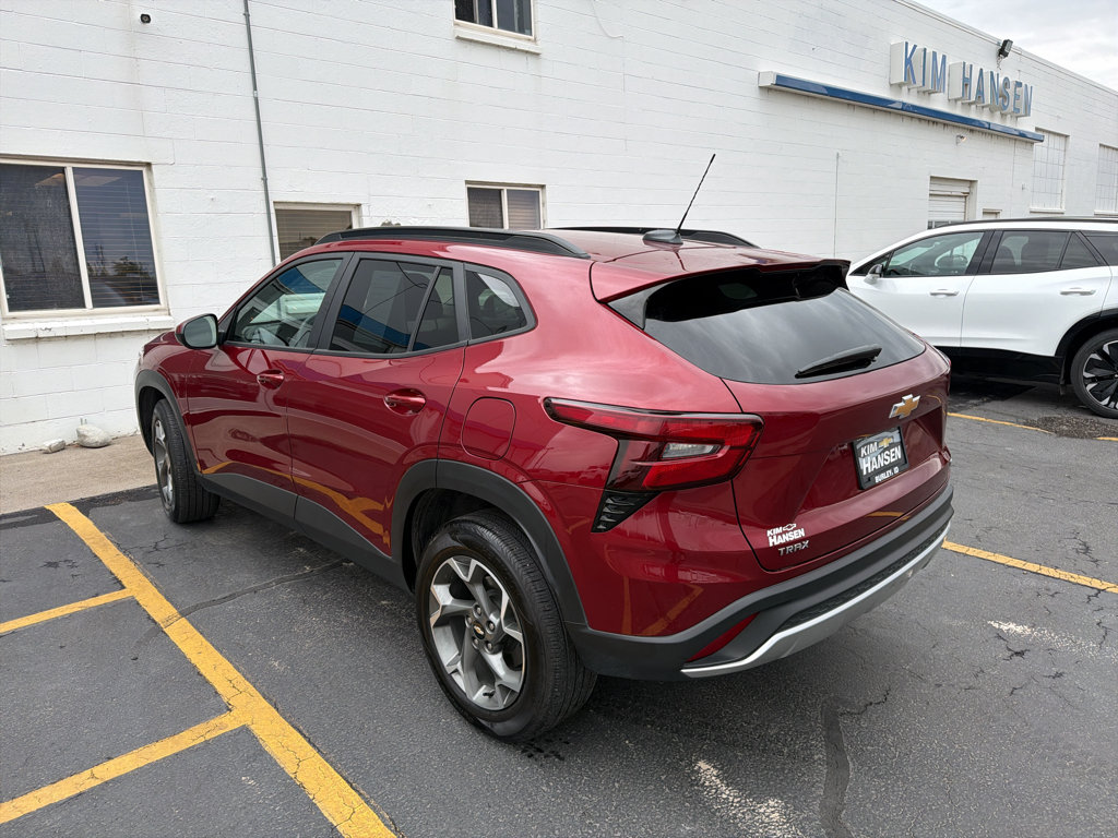 Used 2025 Chevrolet Trax LT FWD image 5