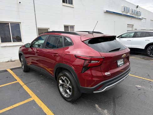 Used 2025 Chevrolet Trax LT FWD image 5