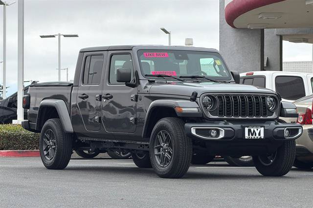 Used 2024 Jeep Gladiator Sport AWD/4WD image 2