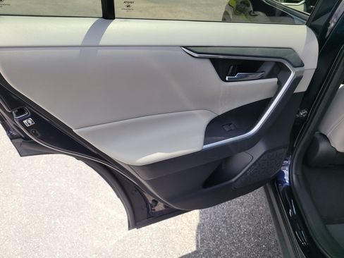 Used 2019 Toyota RAV4 XLE w/ Convenience Package FWD image 13