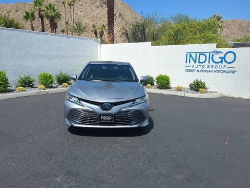 Used 2018 Toyota Camry XLE FWD image 2
