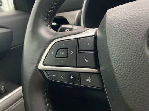 Used 2022 Toyota Highlander XLE FWD image 15