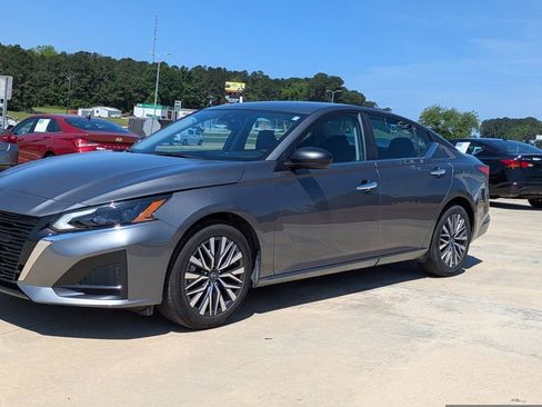 Used 2025 Nissan Altima 2.5 SV FWD image 4