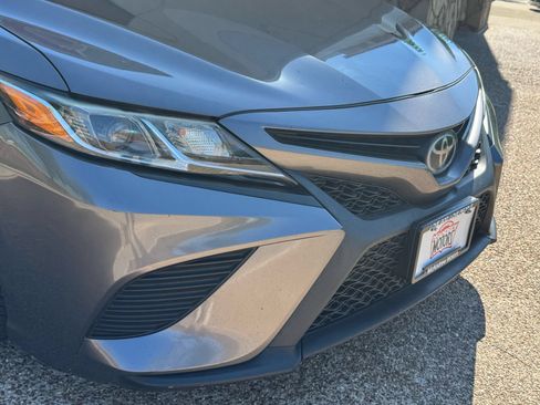 Used 2018 Toyota Camry SE FWD image 2