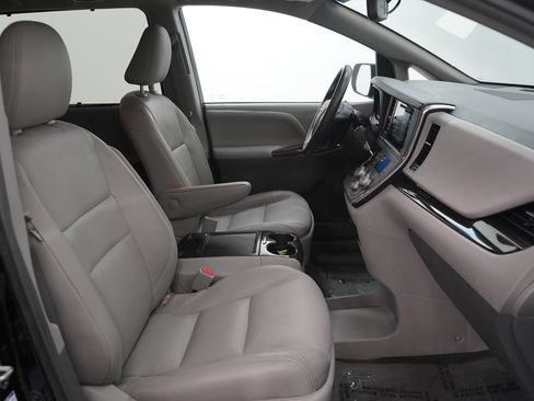 Used 2017 Toyota Sienna XLE image 11