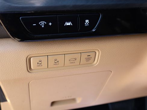 Used 2022 Kia Carnival EX image 32