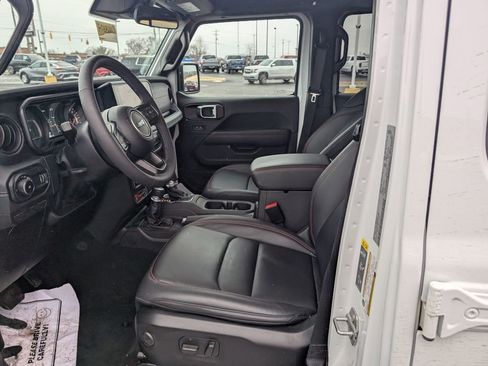 Used 2025 Jeep Wrangler Rubicon w/ Convenience Group image 12